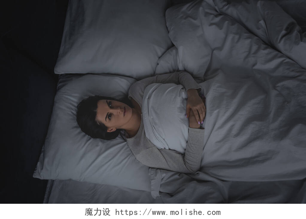 躺在床上失眠的美女躺在卧室里的睡眠障碍妇女的头像 